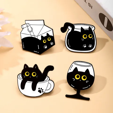 Simpatica Spilla in Smalto Gatto Nero Cartone Animato Spilla Divertente Giapponese Scatola di Latte Tazza Gatto Distintivo Lega di Zinco Accessori Gioielli