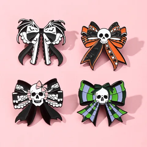 Spilla Fiocco Teschio Halloween Gotico Quadretti Smalto Distintivo Pin Per Borsa Abbigliamento Accessori Donna Uomo Gioielli Regalo