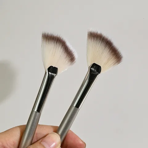 Professional Fan Shaped Makeup Brush For Highlight And Eye Detail Synthetic Fiber Wood Handle Fan Highlight Brush For Daily Makeup