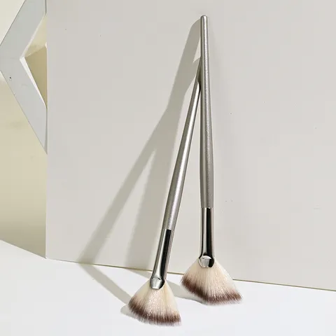 Professional Fan Shaped Makeup Brush For Highlight And Eye Detail Synthetic Fiber Wood Handle Fan Highlight Brush For Daily Makeup