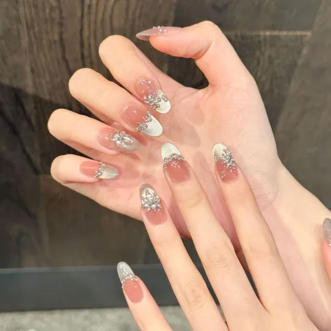 Faux Ongles à Presser Faits à la Main Dégradé Transparent Glace Français Œil de Chat Ornement en Strass Flocon de Neige pour Femmes