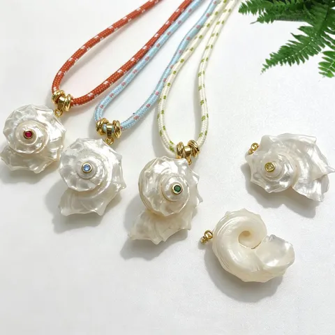 Ciondolo a Conchiglia in Conchiglia Bianca Naturale Stile Oceano Intarsiato Zirconia Fascino Marino Per Collana Fatta a Mano Fai da Te Creazione di Gioielli Per Donne Versatile
