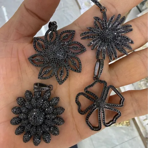 Unique Copper Flower Pendant For Women Electroplated Rhinestone Pave Flower Shape Pendant Personal Delicate Jewelry Accessory