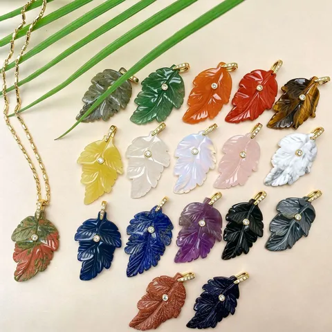Hand-Carved Leaf Shape Natural Stone Pendant Necklace Inlaid Rhinestone Vintage Jewelry For Women Electroplated Gold Chain Necklace Accessories