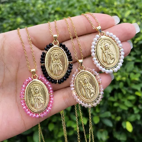 Collier Pendentif Relief San Judas en Cuivre Plaqué Or Vintage Perles Acrylique Tissées Main Bordure Perle Artificielle Médaillon Pièce Religieuse pour Femme Bijoux