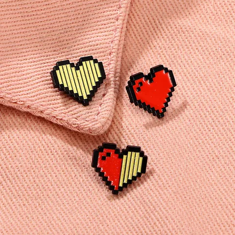 Cartoon Pixel Style Heart Brooch Alloy Enamel Drip Oil Lapel Pin Cute Sweet 8-Bit Pixelated Heart Badge For Backpack Clothing Accessory