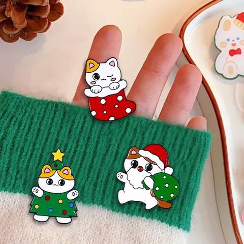 Cute Cartoon Christmas Cat Alloy Enamel Brooch Pin Creative Festive Kitten Animal Metal Badge Gift For Clothes Backpack Decor