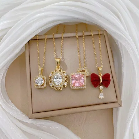 Titanstahl Strass Schleife Halskette Für Damen Mode Light Luxury Schlüsselbeinkette Smaragd Rosa Kristall Anhänger Schmuck Geschenk