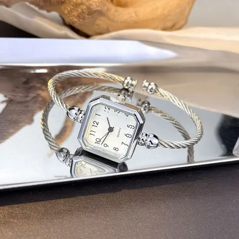 Elegante Legierung Quadratische Gehäuse Offene Manschette Armreif Quarzuhr Mit Römischen Arabischen Ziffern Zeiger Analoge Armbanduhr Für Damen