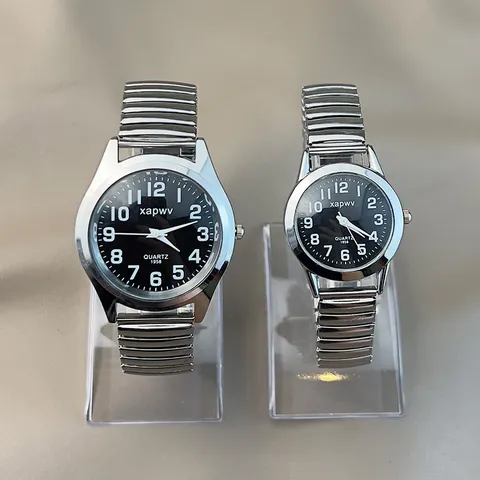 Paar Quarzuhr für Herren Damen Senioren Elastisches Edelstahlband Einfache Lässige Armbanduhr mit Digitalem Zifferblatt Batterie Inbegriffen