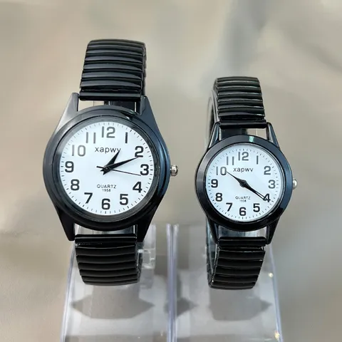 Paar Quarzuhr für Herren Damen Senioren Elastisches Edelstahlband Einfache Lässige Armbanduhr mit Digitalem Zifferblatt Batterie Inbegriffen
