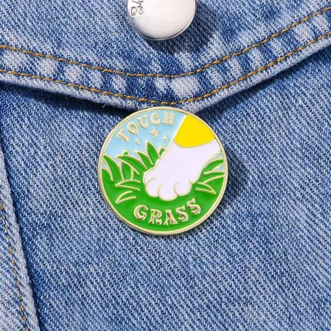 Niedliche Cartoon Katzenpfote Zinklegierung Emaille Brosche Runde Touch Grass Buchstaben Emblem Abzeichen Anti Exposition Kleidung Taille Schnalle Für Unisex Denim Rucksack Dekoration