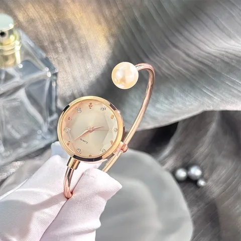 Französische Romantik Armreifenuhr Für Damen Elegante Künstliche Perle Strass Herz Zifferblatt Quarz Armbanduhr Mode Schmuck