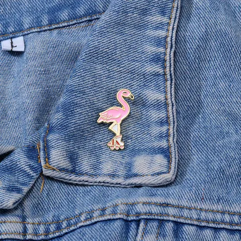 Cartoon Pink Flamingo Animal Brooch Alloy Enamel Roller Skates Pin Cute Brooch For Kids Children Backpack Decoration Gift