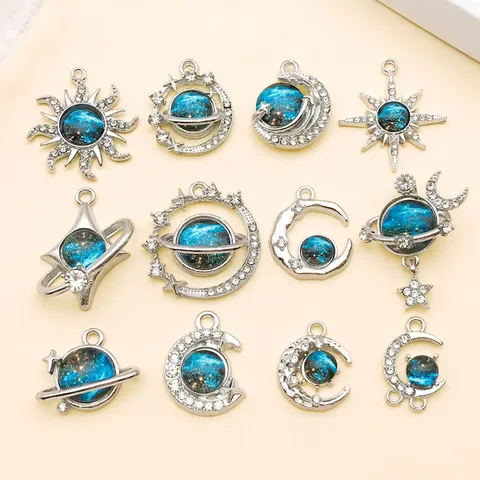 Pendentifs Galaxie Bleue Planète Soleil Lune Étoile Alliage Zinc Strass Charms Accessoires Bijoux DIY Collier
