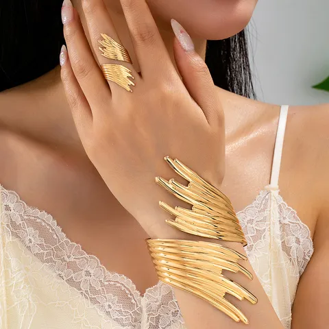 Set di Gioielli da Donna con Bracciale Rigido Aperto e Anello in Ferro Metallico Vintage Punk Placcato Oro Design Geometrico Sottile Bracciale a Polsino Anello Set