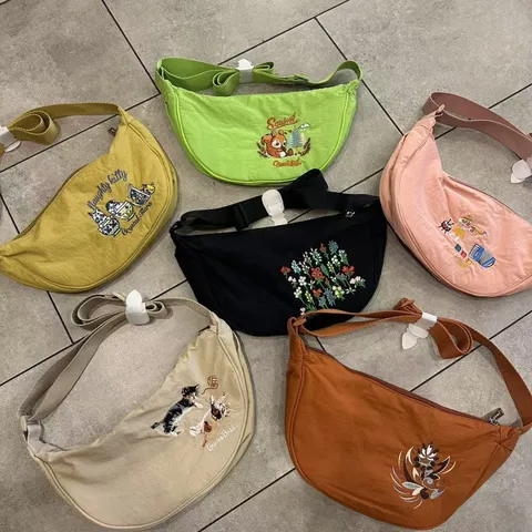 Damen Mode Nylon Umhängetasche Süße Cartoon Tier Blumen Bestickung Knödel Tasche Freizeit Reisen Schultertasche