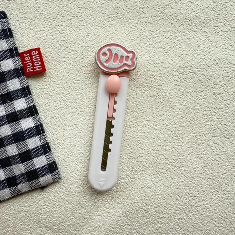 Taglierino Portatile Mini Carino Gatto e Pesce in Plastica Tagliacarte per Studenti Coltello da Taglio per Carta Strumento di Disimballaggio