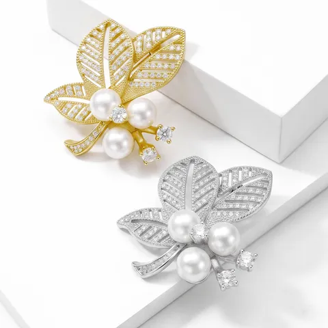 Elegante Spilla a Foglia con Perla Artificiale per Donna in Rame con Strass Intarsiati per Completo Cappotto Accessorio Gioielli Moda