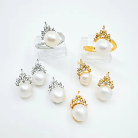 Parure de Bijoux Élégante en Cuivre Plaqué Or Couronne Strass pour Femmes Perle Artificielle d'Eau Douce Pendentif Boucles d'Oreilles Bague
