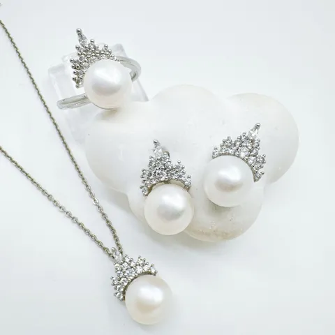 Parure de Bijoux Élégante en Cuivre Plaqué Or Couronne Strass pour Femmes Perle Artificielle d'Eau Douce Pendentif Boucles d'Oreilles Bague
