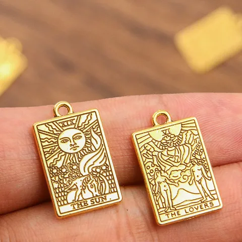 Pendentifs de Cartes de Tarot Vintage en Alliage de Zinc Charms Rétro à Motif en Relief Pour la Fabrication de Bijoux DIY Colliers Bracelets Accessoires Soleil Lune Étoile