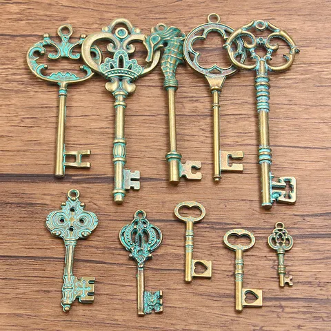 Vintage Alloy Key Charms Retro Antique Bronze Patina Green Hollow Crown Dragon Design Key Pendants For DIY Craft Jewelry Findings Making Accessories
