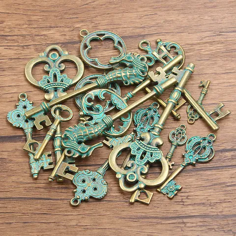 Vintage Alloy Key Charms Retro Antique Bronze Patina Green Hollow Crown Dragon Design Key Pendants For DIY Craft Jewelry Findings Making Accessories