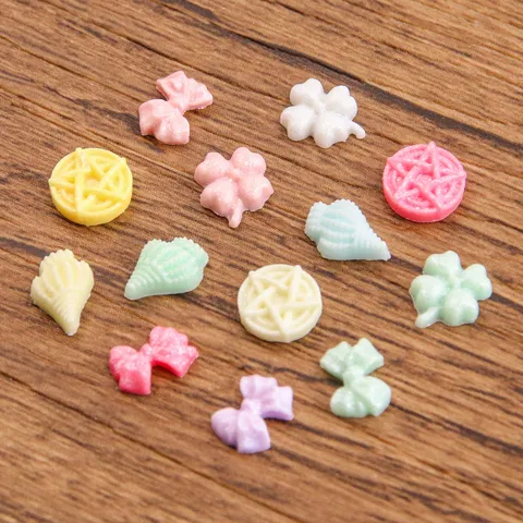 Mini Ciondoli in Resina Luminosa Conchiglia Fiocco Stella Fiore Perline per Decorazione Unghie Fai da Te Accessori Gioielli