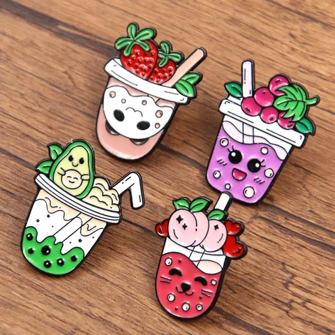 Lindo Broche de Esmalte Taza de Té de Leche con Frutas Estilo Japonés Aleación Dibujos Animados Fresa Uva Durazno Aguacate Joya