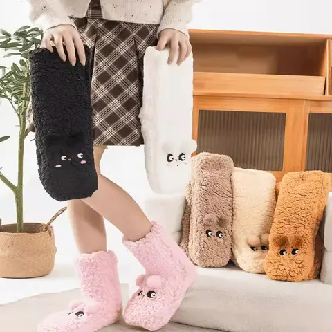 Chaussettes de Sol en Polaire Épaissie pour Femmes Hiver Chaud Mignon Broderie de Dessin Animé Chaussettes de Sommeil Antidérapantes Douces Maison Chaussettes Moelleuses