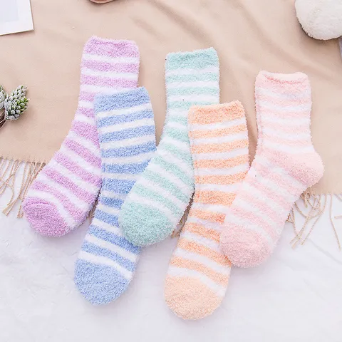 Chaussettes de Sommeil Rayées en Polaire Corail Chaude pour Femmes Épaissies Douces Confortables Duveteuses Chaussettes de Sol Quotidiennes
