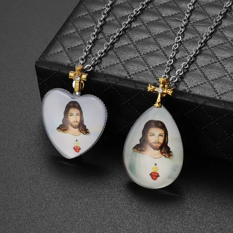 Vintage Alloy Rhinestone Jesus Portrait Pendant Necklace Gold Silver Cross Clasp Chain Religious Clavicle Chain Jewelry Gift