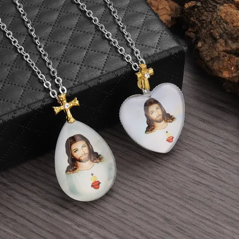 Vintage Alloy Rhinestone Jesus Portrait Pendant Necklace Gold Silver Cross Clasp Chain Religious Clavicle Chain Jewelry Gift