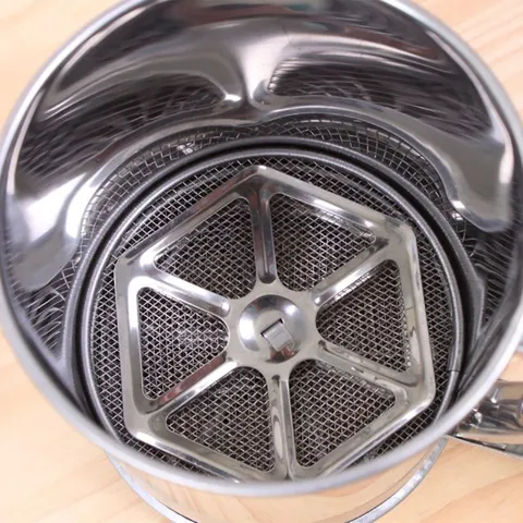 Setaccio per Farina in Acciaio Inossidabile Stile Tazza Manuale Rete a Doppio Strato Setaccio da Forno Scuotitore di Zucchero Strumento da Cucina