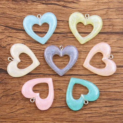 Breloques en Résine Cœur Évidé Couleur Mixte pour la Fabrication de Bijoux Pendentifs DIY pour Sacs Collier Accessoires en Résine en Forme de Cœur Avec Anneau en Métal