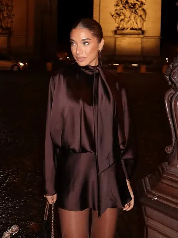 Robe Mini Élégante en Satin pour Femmes Col Écharpe Manches Longues Près du Corps Couleur Unie Plissé Style Socialite
