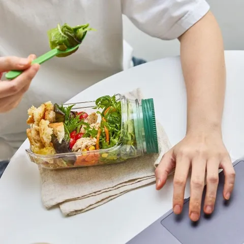Auslauffreier Kunststoff Salatbehälter Tragbare Salad Pod Mit Dressing Kapsel Und Gabel Für Mittagessen Büro Picknick Salatglas