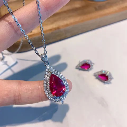 Gesimuleerde Rode Robijn Peervormig Sieradenset Verguld Koper Strass Hanger Ketting Oorbellen Voor Vrouwen Mode Sieraden