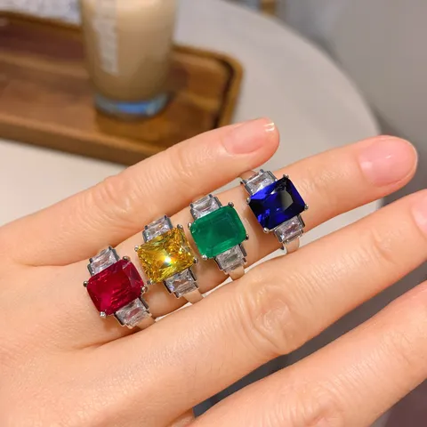 Anello in Lega di Ottone con Gemma d'Imitazione a Taglio Smeraldo Rettangolare Vintage Placcato Oro Anello a Tre Pietre per Donna Gioielli Matrimonio