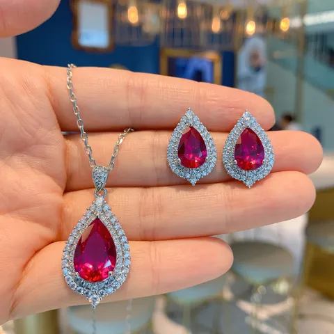 Gesimuleerde Rode Robijn Peervormig Sieradenset Verguld Koper Strass Hanger Ketting Oorbellen Voor Vrouwen Mode Sieraden