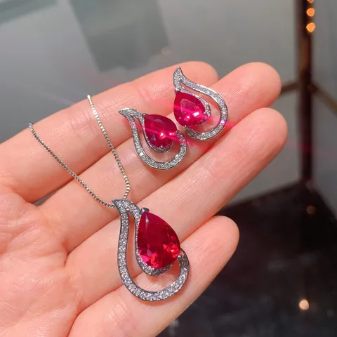 Conjunto de Joyería de Moda con Piedras Preciosas Rojas y Diamantes de Imitación en Forma de Gota de Agua para Mujer Elegante Collar con Colgante Pendientes de Botón Chapados en Oro Accesorio para Fiestas y Banquetes
