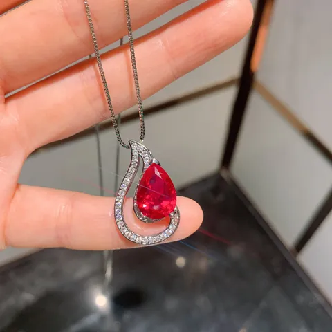 Conjunto de Joyería de Moda con Piedras Preciosas Rojas y Diamantes de Imitación en Forma de Gota de Agua para Mujer Elegante Collar con Colgante Pendientes de Botón Chapados en Oro Accesorio para Fiestas y Banquetes