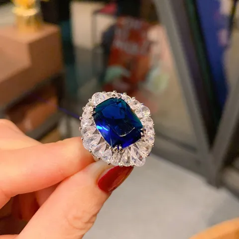 Anello in Zaffiro Blu Tanzanite Simulato di Moda Europea Americana per Donna Lussuoso Anello a Dito in Rame con Zirconia Intarsiata a Taglio a Cuscino