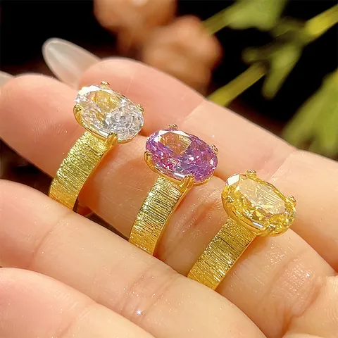 Anello in Rame Placcato Oro Moderno per Donna Texture Oro Spazzolato Zirconia Ovale Intarsiato Anello Taglio Fiore di Ghiaccio Gioielli