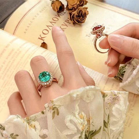 Anello in Rame Placcato Oro alla Moda per Donna Incastonatura a Grappolo Rotonda Zirconia Rubino Smeraldo Zaffiro Simulato Gioielli da Banchetto