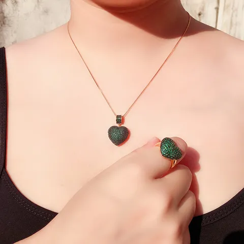 Ciondolo a Forma di Cuore con Zirconia Micro Intarsiata Collana Anello Gioielli per Donna Romantico Set di Gioielli in Rame Placcato Oro