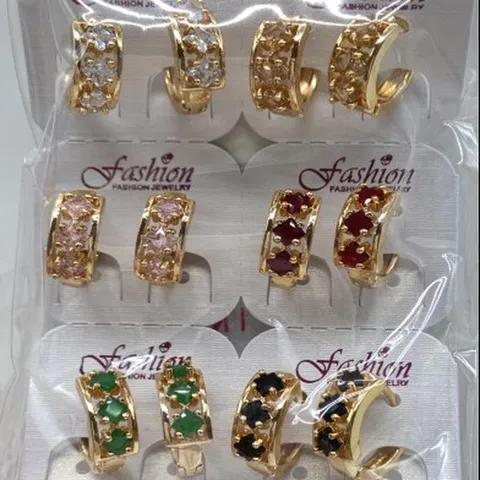 Zarte Vergoldete Kupfer Strass Creolen Schicke Mehrfarbige Kristall Ohrclips Geometrischer Kleiner Nischen Ohrschmuck Für Damen Party