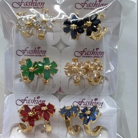 Zarte Vergoldete Kupfer Strass Creolen Schicke Mehrfarbige Kristall Ohrclips Geometrischer Kleiner Nischen Ohrschmuck Für Damen Party