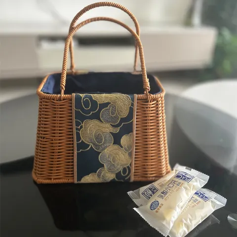 Minimalist Imitation Rattan Woven Trapezoidal Tote Basket With Embroidery Lining Portable Storage Basket For Daily Picnic